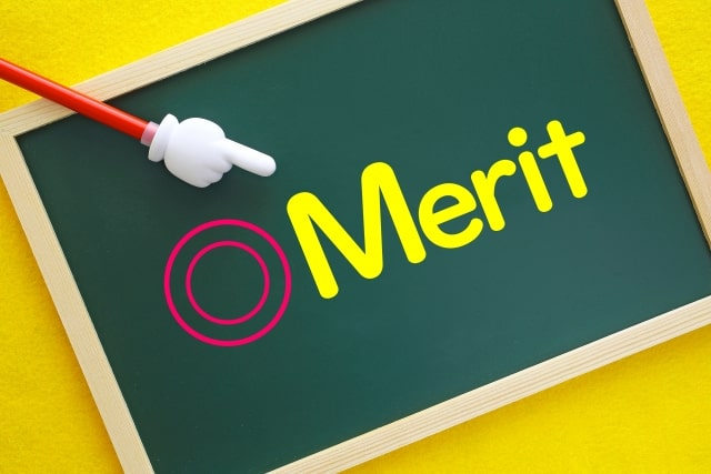 「Merit」と書かれた黒板