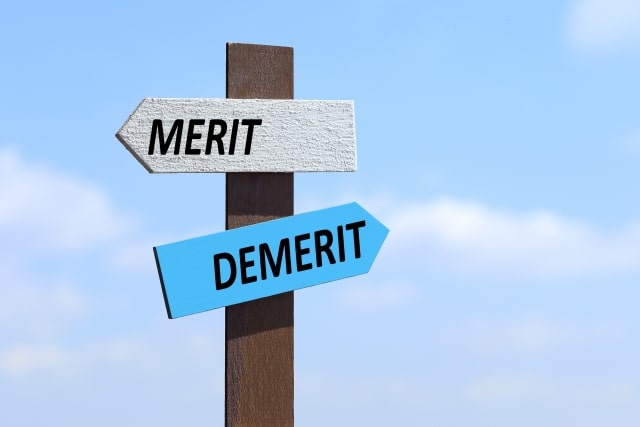 「MERIT・DEMERIT」が書かれた立札